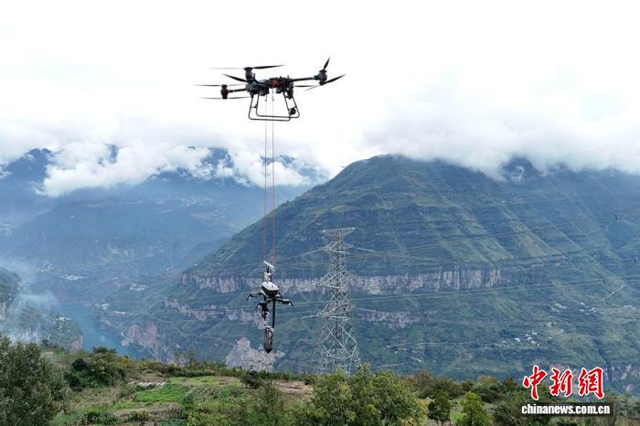 Çin'de İlk Kez: İnsansız Hava Aracı ve Robot ile Yüksek Gerilim Hattı Kontrolü