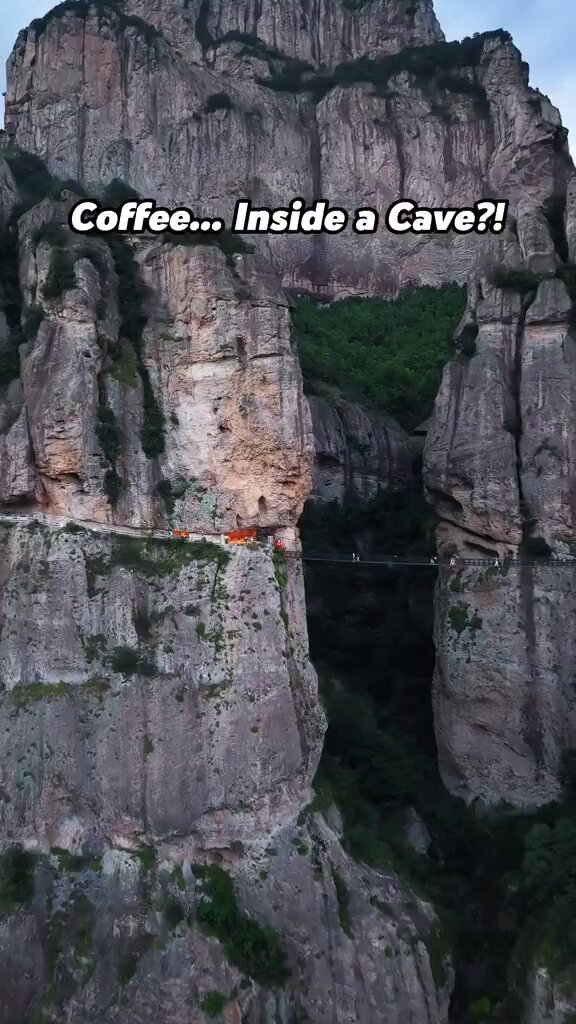 Zhejiang Eyaleti'ndeki Mağara Kahve Barı, Dağ Manzarasını Yorulmadan Sunuyor