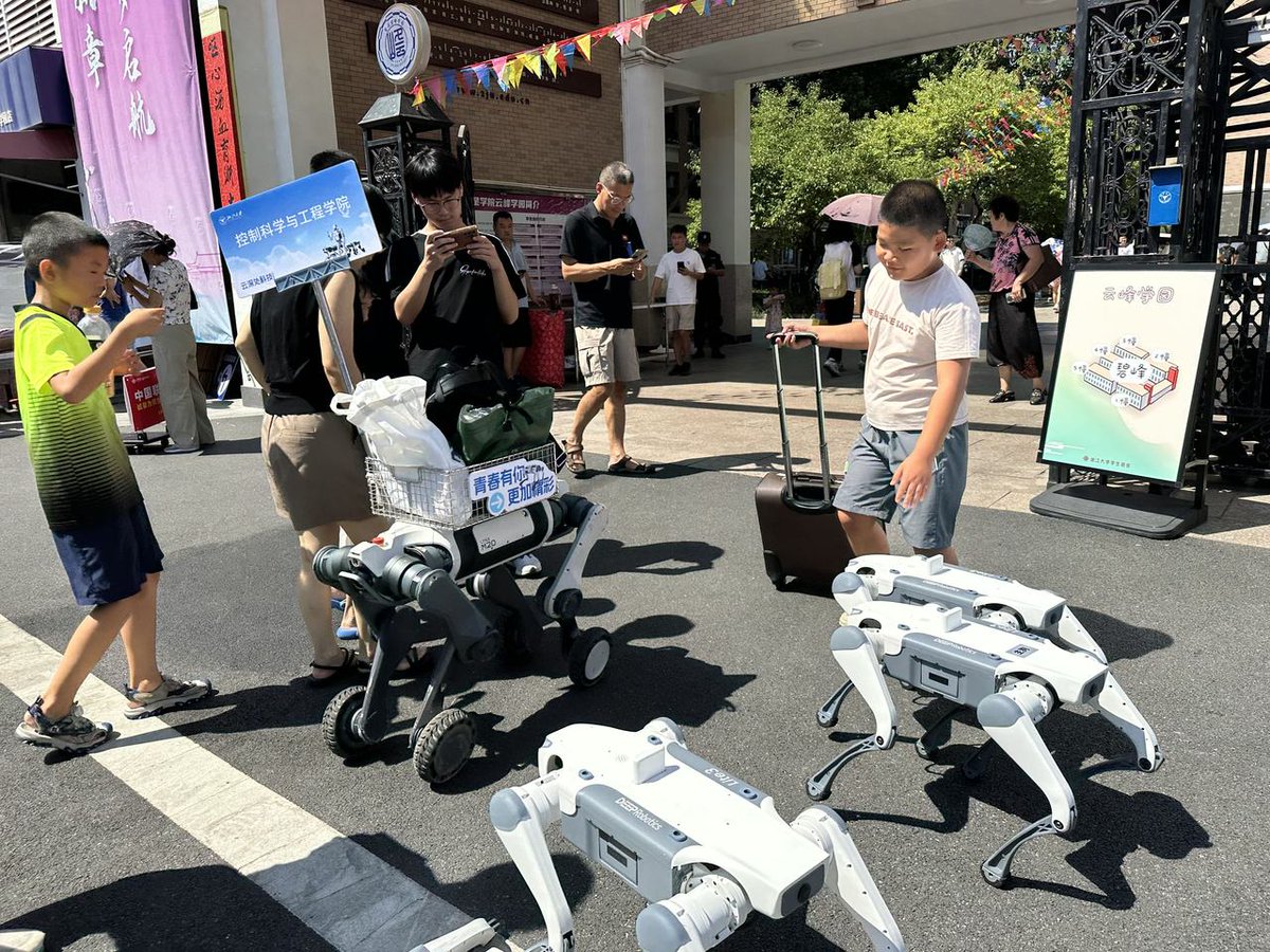 Zhejiang Üniversitesi'nde Robot Köpekler Yeni Öğrencilere Yardımcı Oldu Zhejiang Üniversitesi'nde Robot Köpekler Yeni Öğrencilere Yardımcı Oldu