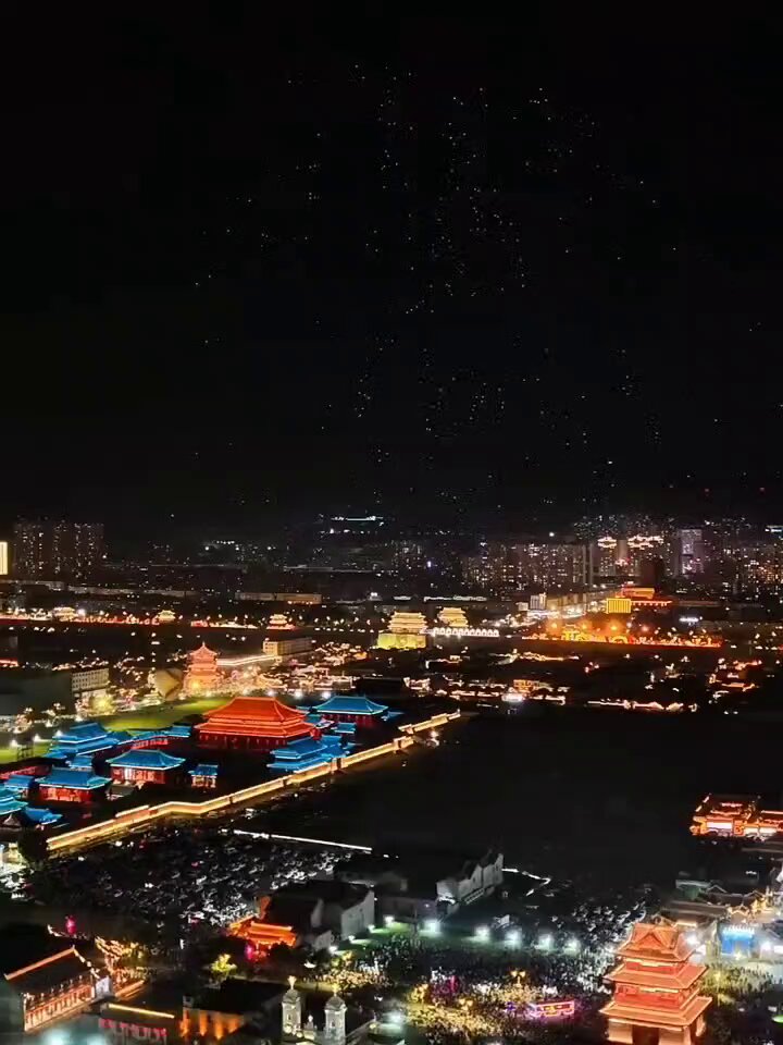 Çin'in Datong Şehri, 5000 Drone Gösterisiyle Tarihi Taş Budalarına Saygı Diyor
