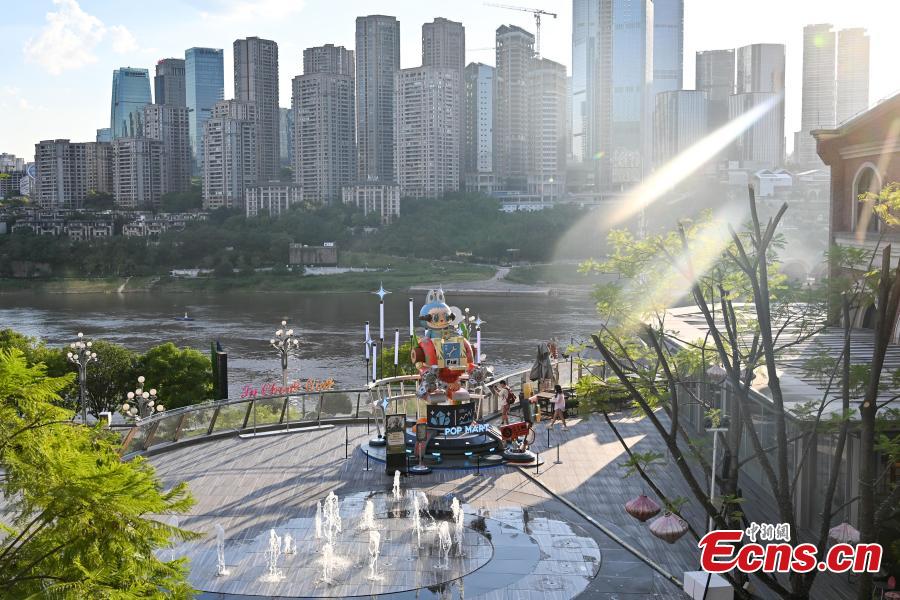 Devasa Robotik Mecha, Chongqing'de İlk Kez Sahneye Çıktı