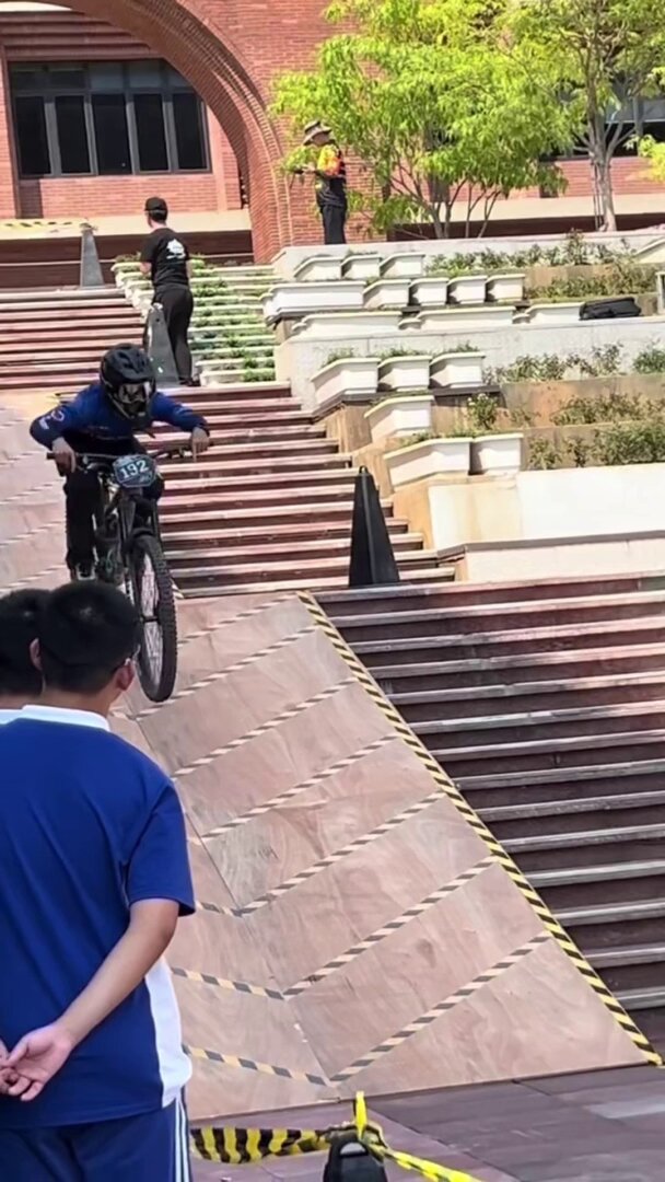 Shenzhen'de Okul Koridorları Downhill Bisiklet Pisti Oldu