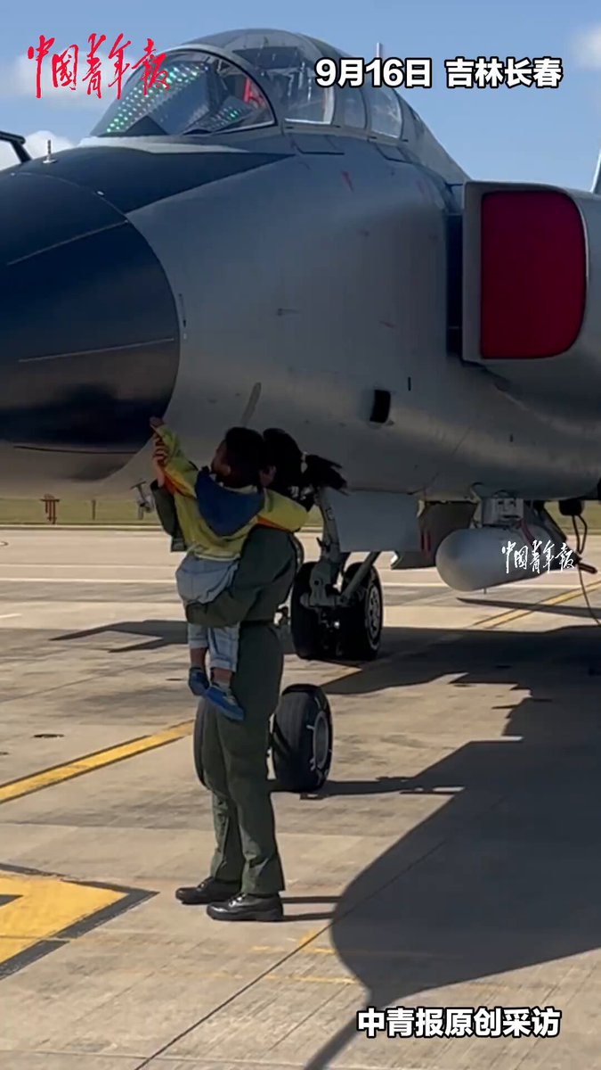 Çin'de Pilot, 2 Yaşındaki Çocukla JH-7A Savaş Uçağıyla Unutulmaz Deneyim Yaşattı