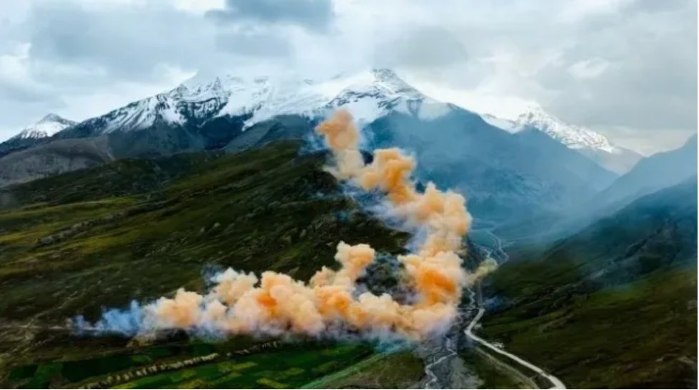 Himalayalar'da Cai Guoqiang'ın Havai Fişek Gösterisi Çevre Endişelerini Artırdı