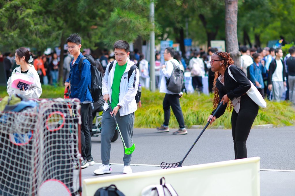 Peking Üniversitesi'nde Çarpışma: Öğrenci Etkinliği Kaza ile Sonuçlandı