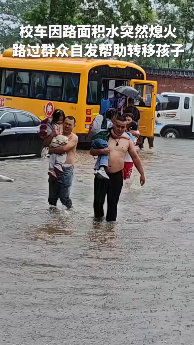 Xi'an'da Sel Sularında Mahsur Kalan Çocuklar Kurtarıldı