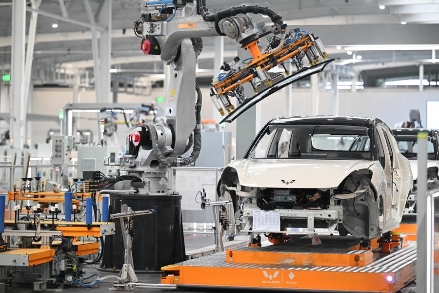 Liuzhou Üretimi Yapay Zeka Destekli Yeni Enerji Araçları ASEAN Fuarı'nda Dikkat Çekiyor