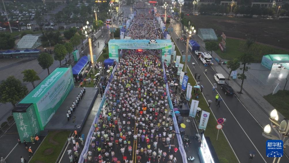 Çin'de Hafta Sonu Maraton Heyecanı: Yüzbinlerce Katılımcı Tianjin, Liaoning ve Shanxi'de Koştu