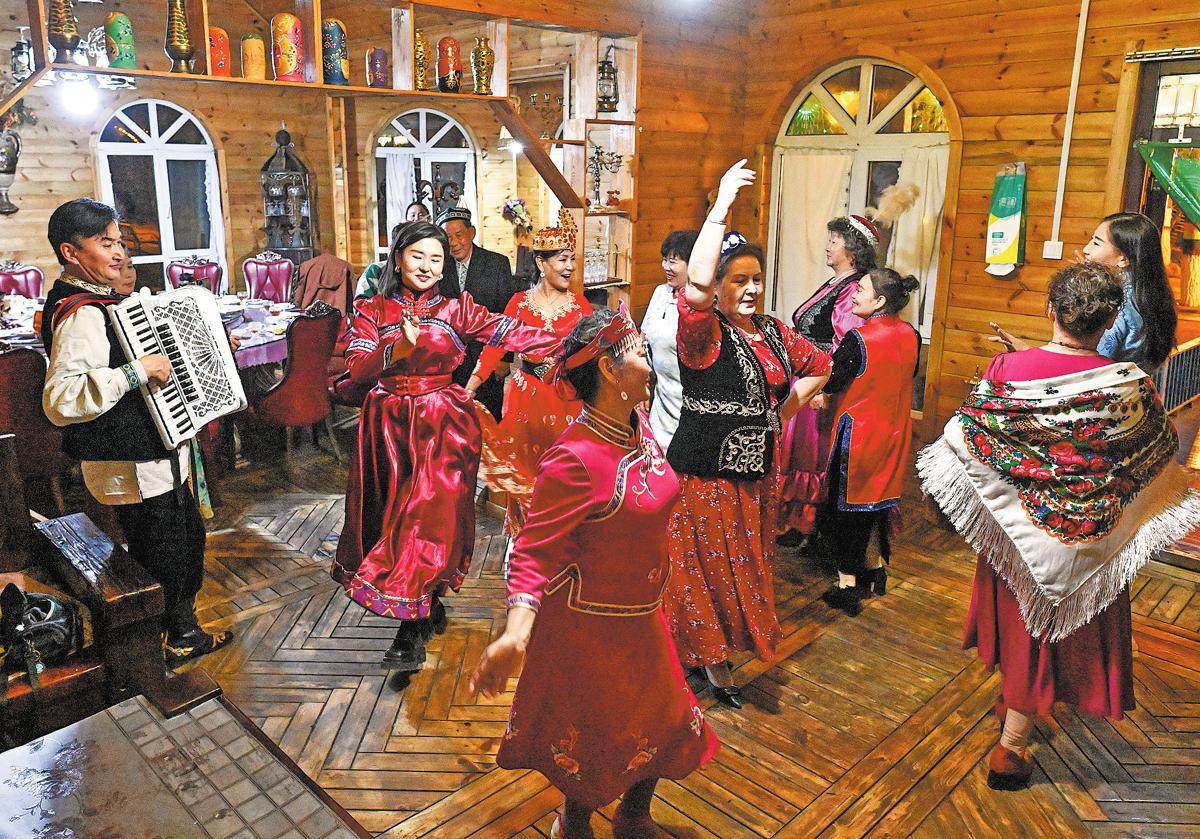 Xinjiang'da Etnik Birlik Günlük Yaşamda Göz Alıyor
