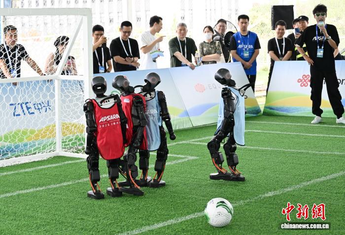 Robot Futbol Maçı Zhejiang Eyaleti'nde Coşkuyu ve Teknoloji Tutkusunu Birleştirdi