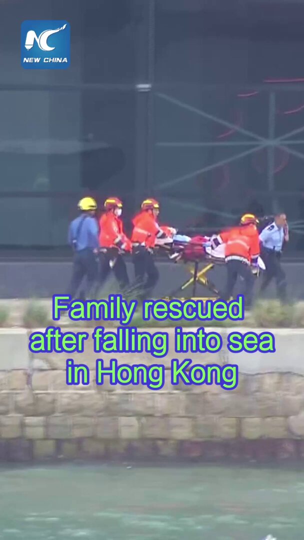 Hong Kong'da Denizde Mahsur Kalan Aile Kurtarıldı