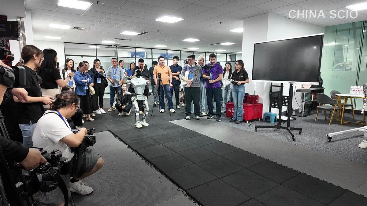 Çin'in İnsanoid Robotu Dünya Yarışında Dikkat Çekti