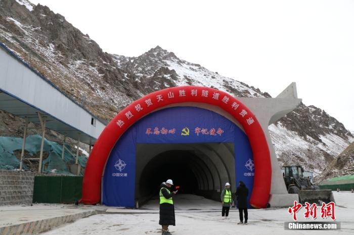 Xinjiang'da Tianshan Dağları'nı Aşacak Yeni Otoyol Projesi Başladı