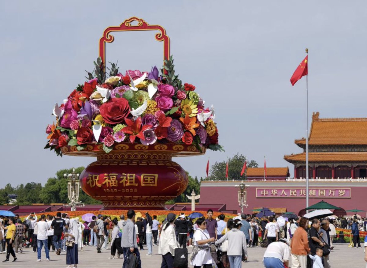Tiananmen Meydanı'nda Ulusal Gün Kutlamaları İçin Çiçek Süsü