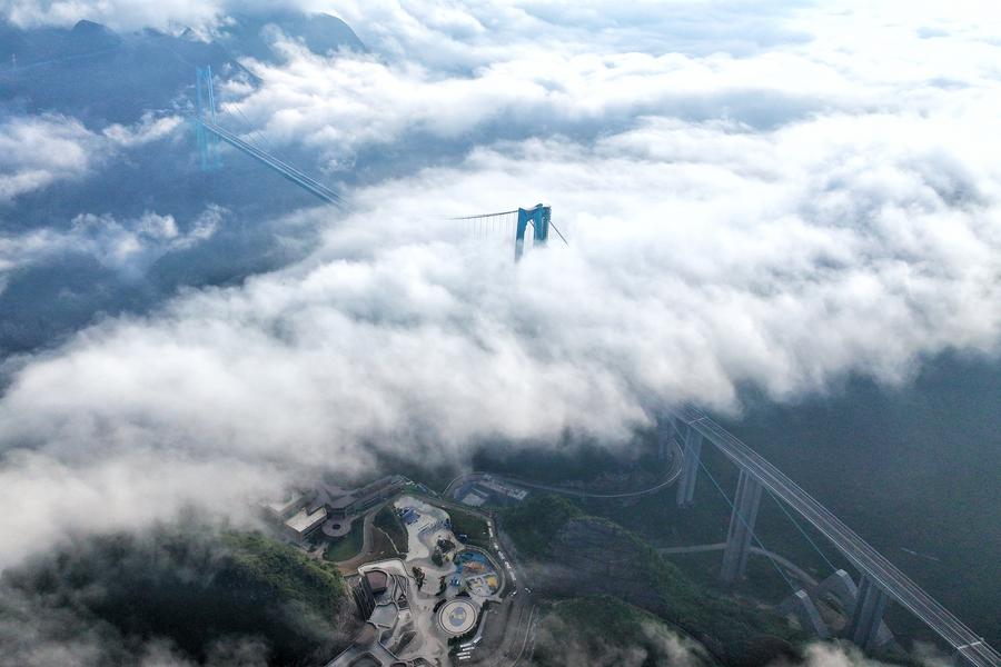 Çin'de Dünyanın En Yüksek Köprüsü Huajiang Grand Canyon Trafiğe Açıldı