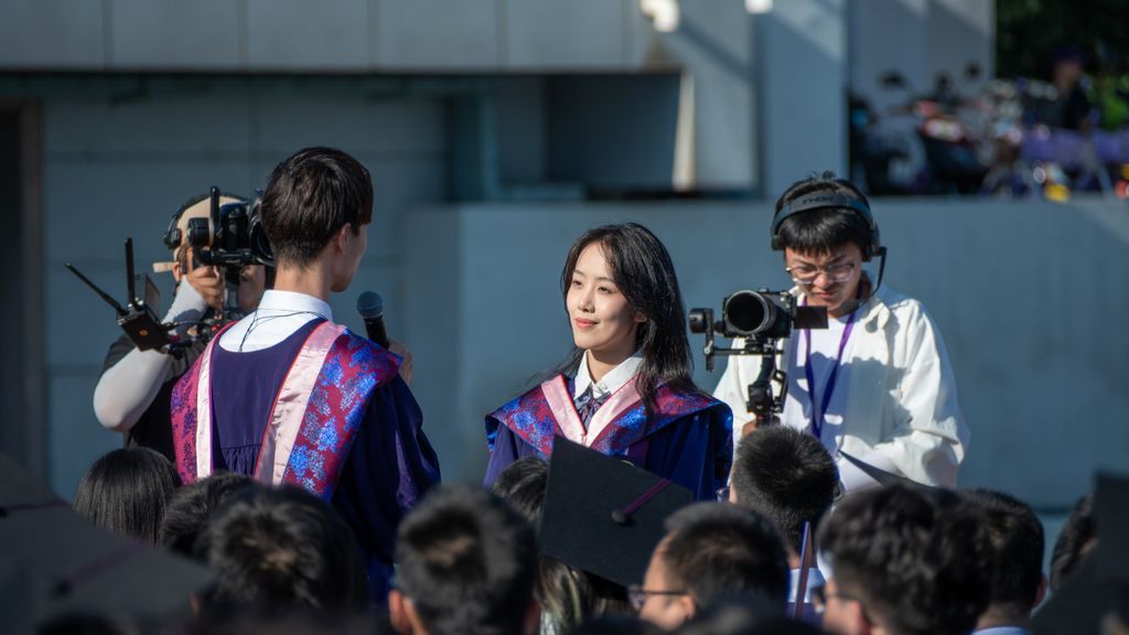 Tsinghua Üniversitesi'nde Öğrenci Muhabirlerin Dünya Haber Günü Kutlaması