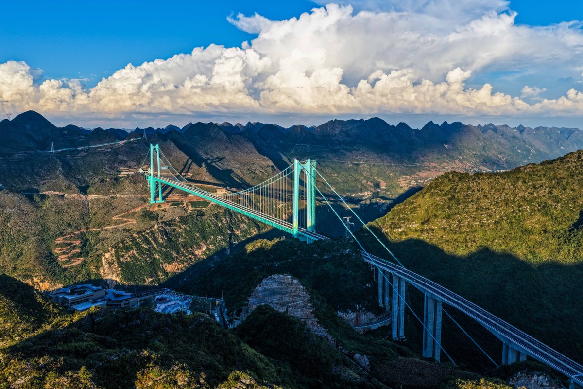 Çin'deki Huajiang Grand Canyon Köprüsü Trafiğe Açıldı: Artık 2 Saatlik Yol 2 Dakika