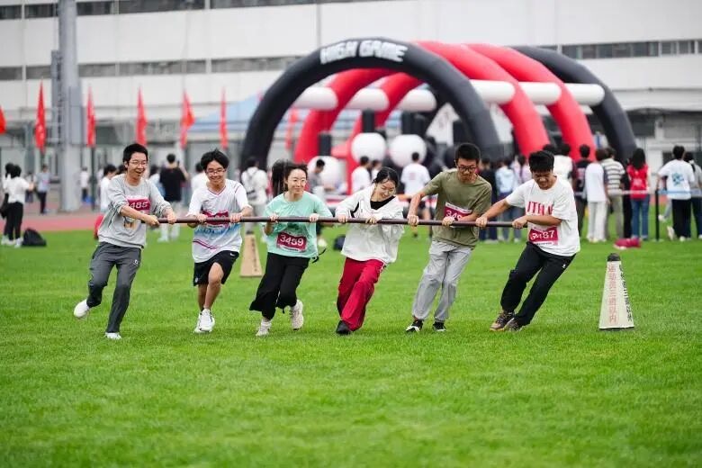Peking Üniversitesi Öğrencilerinden Takım Ruhu ve Hareket Dolu Bir Gösteri
