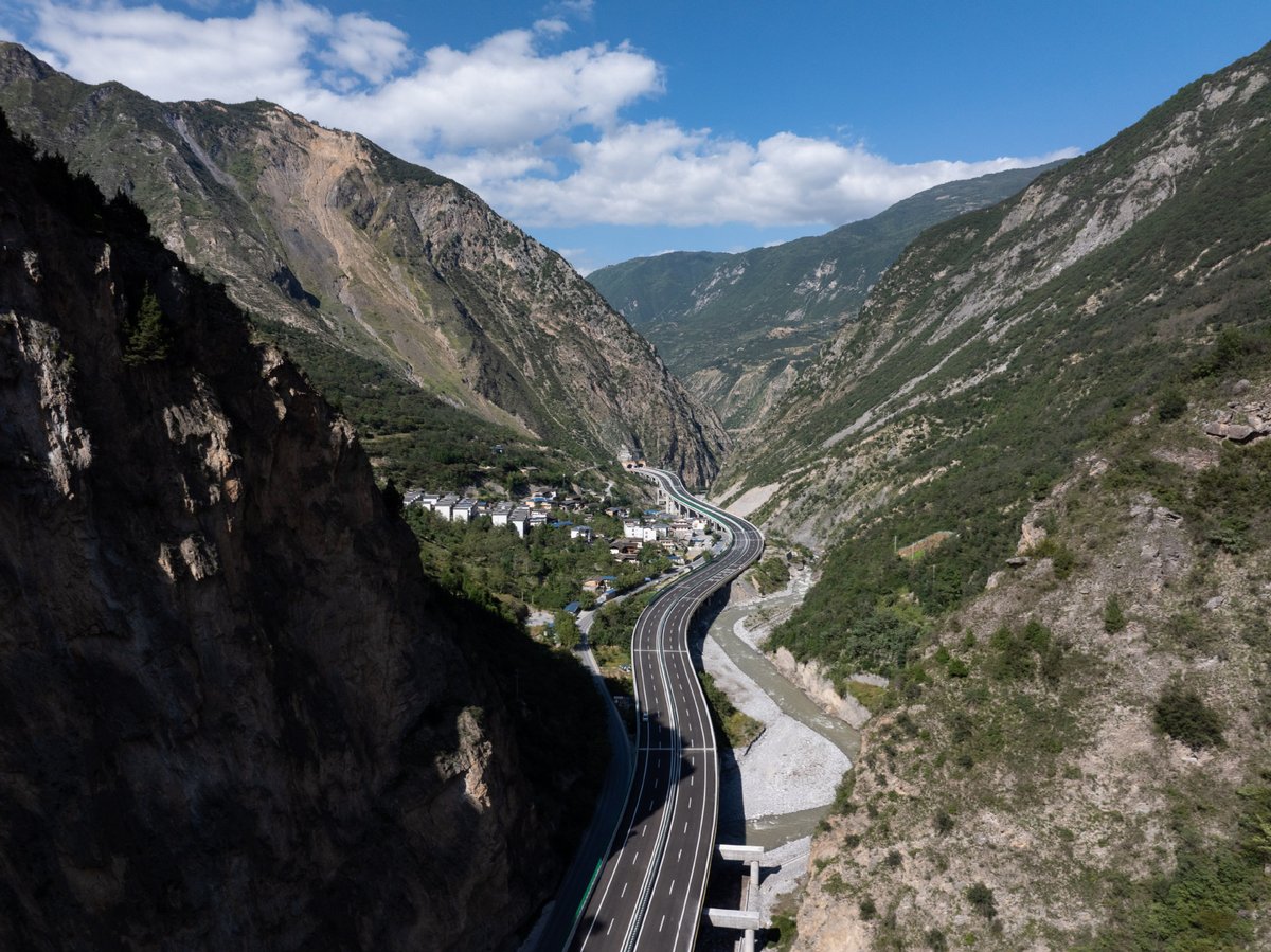 Jiuzhai Vadisi'ne Ulaşımda Dev Kolaylık: Yeni Otoyol Seyahat Süresini Yarıya İndirdi