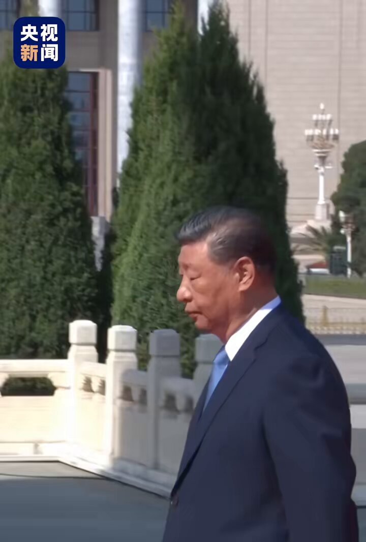 Çin'de Milli Kahramanlar Anısına Tiananmen Meydanı'nda Anma Töreni Düzenlendi