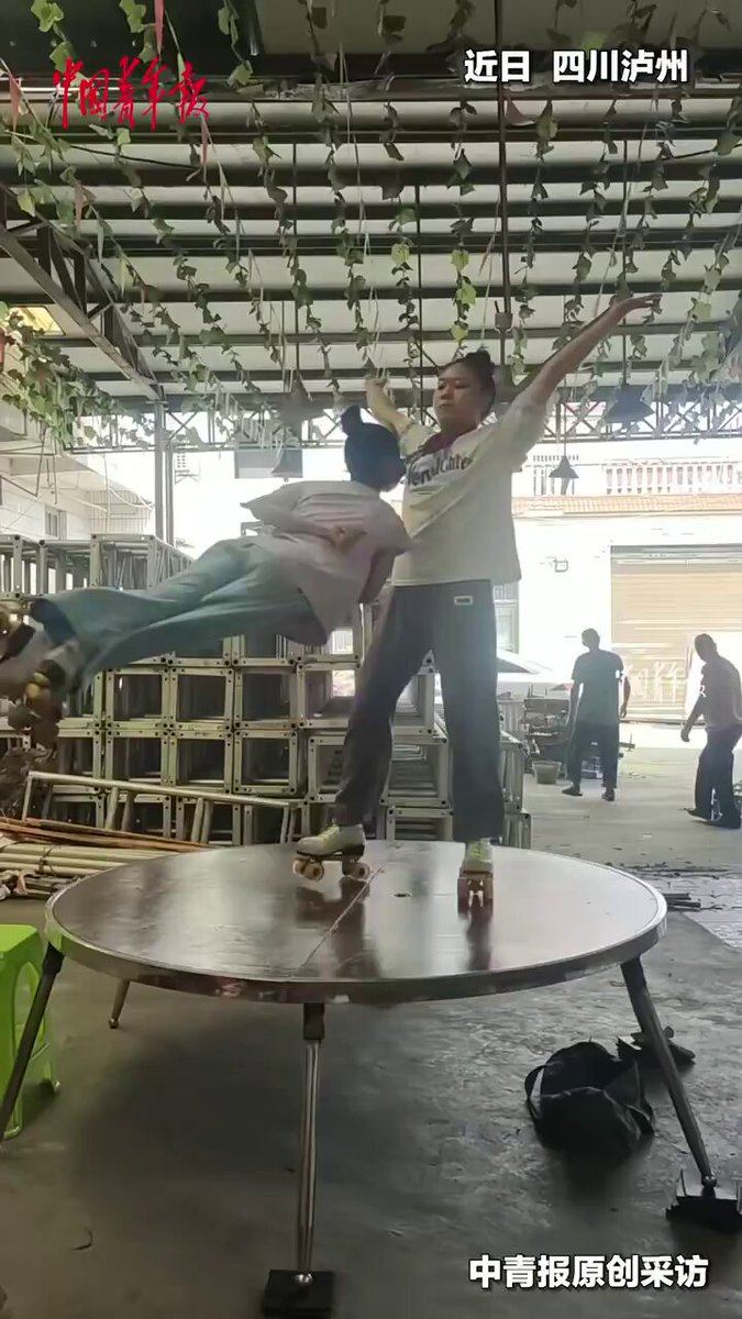 Luzhou'daki Akrobasi Kökenli Kız Kardeşler Buz Pateni ile Büyülüyor