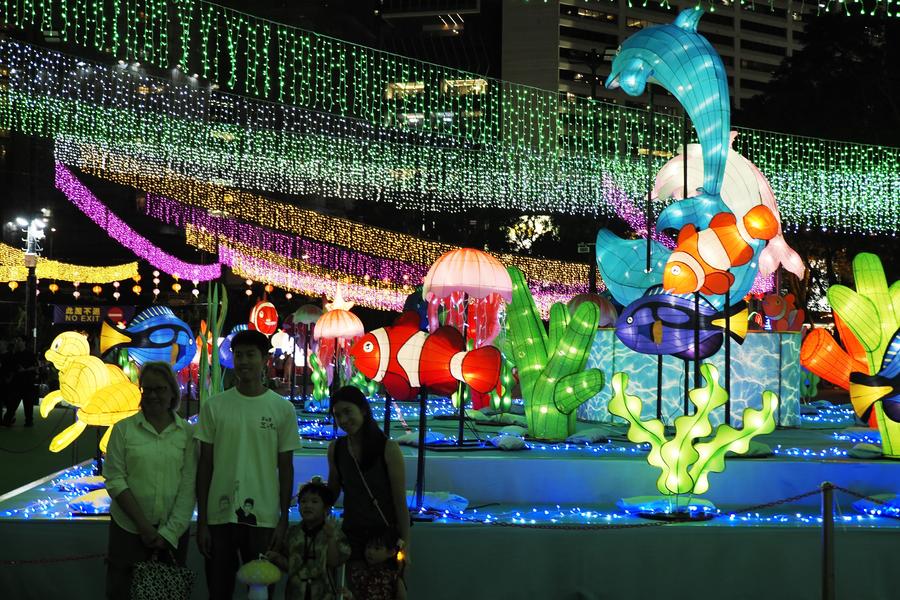 Hong Kong'da Victoria Park'ta Çifte Bayram Coşkusu: Ortak Fener Fuarı Açıldı