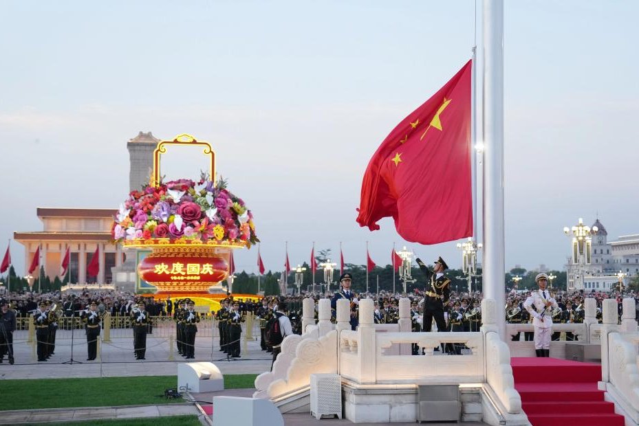 Çin'de 76. Kuruluş Yıldönümü Kutlamaları: Tiananmen Meydanı'nda Tören Düzenlendi