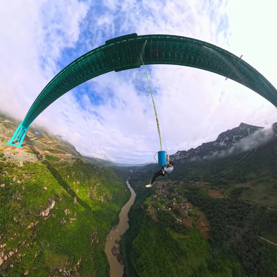 Guizhou'daki Dünyanın En Yüksek Köprüsünden Gerçekleştirilen Tarihi Skydiving Gösterisi