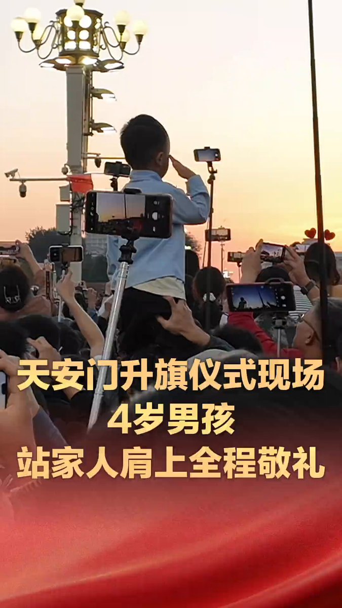 4 Yaşındaki Çocuğun Tiananmen Meydanı'ndaki Asker Selamı Duygulandırdı