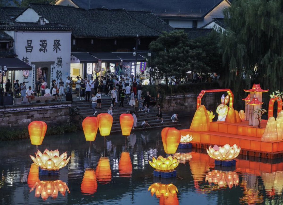 Hangzhou'daki Tangqi Antik Kenti, Çin Ulusal Bayramı'nda Gece Tekne Turları ve Fener Şöleni ile Ziyaretçileri Ağırladı