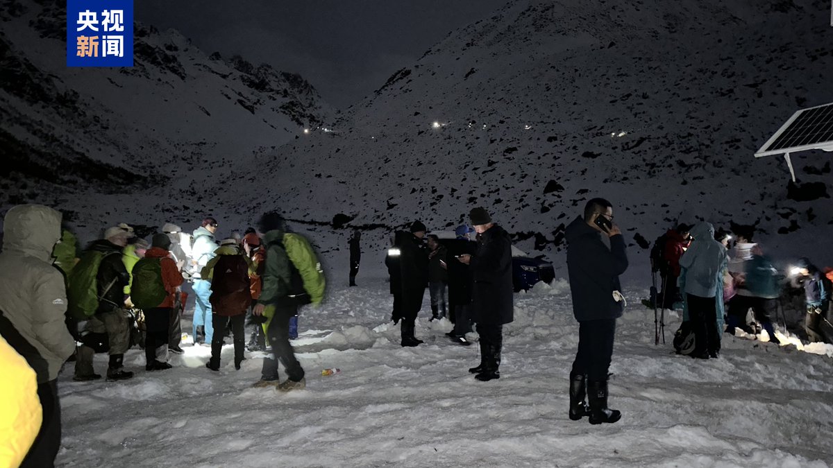 Everest'te Kar Fırtınası: 137 Yürüyüşçü Kurtarılırken 1 Kişi Hayatını Kaybetti