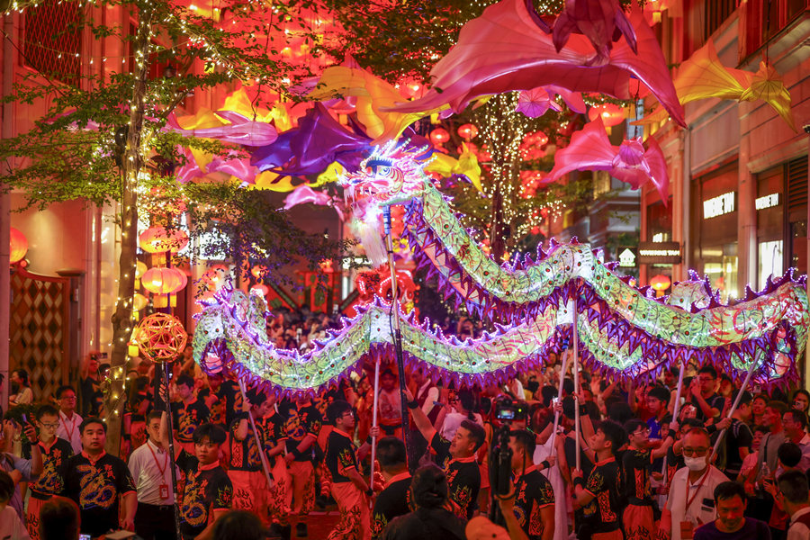 Hong Kong'da Asırlık Ateş Ejderha Dansı ve Gece Feneri Karnavalı ile Renkli Bir Orta Ay Festivali