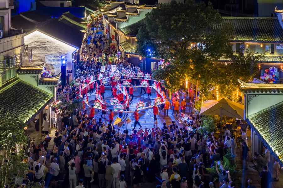 Çin'de Geleneksel Ay Festivali Coşkuyla Kutlandı