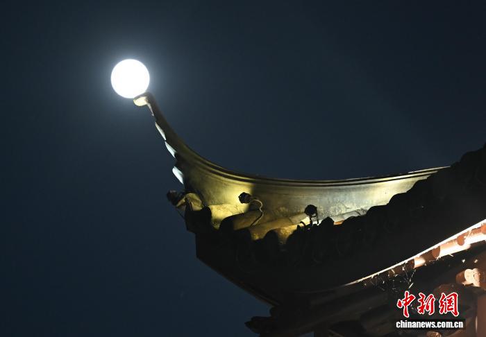 Hangzhou Batı Gölü'nde Mid-Autumn Festivali'nde Büyüleyici Dolunay Manzarası