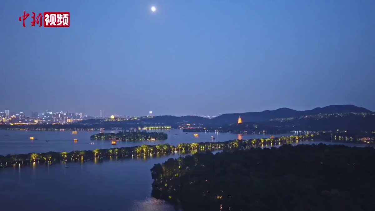 Hangzhou'da Batı Gölü, 33 Ay Kayığıyla Muhteşem Bir Orta Sonbahar Festivali'ne Sahne Oldu