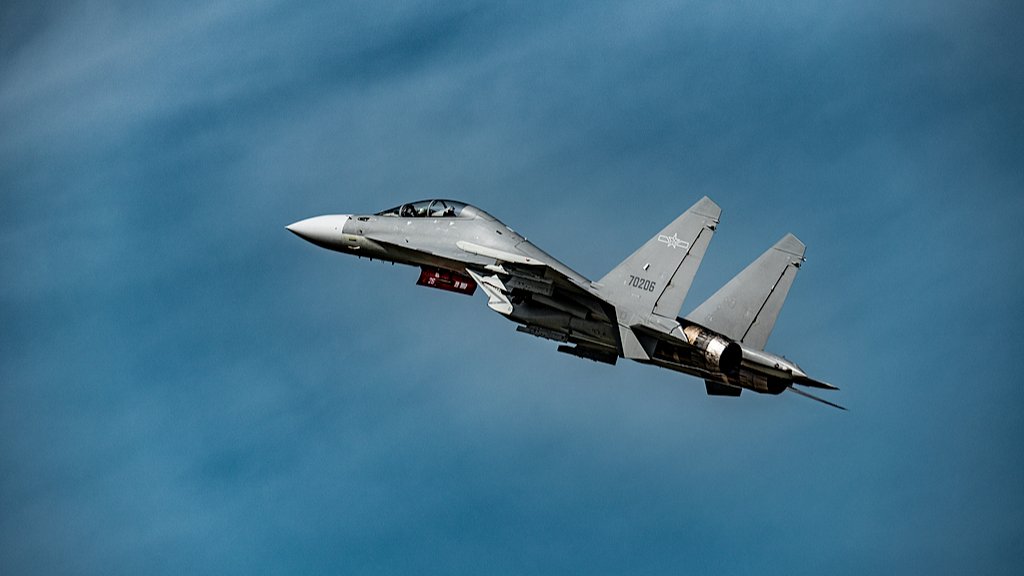 Çin'in J-16 Savaş Uçağı, Çok Yönlülüğü ve Gücü ile Öne Çıkıyor