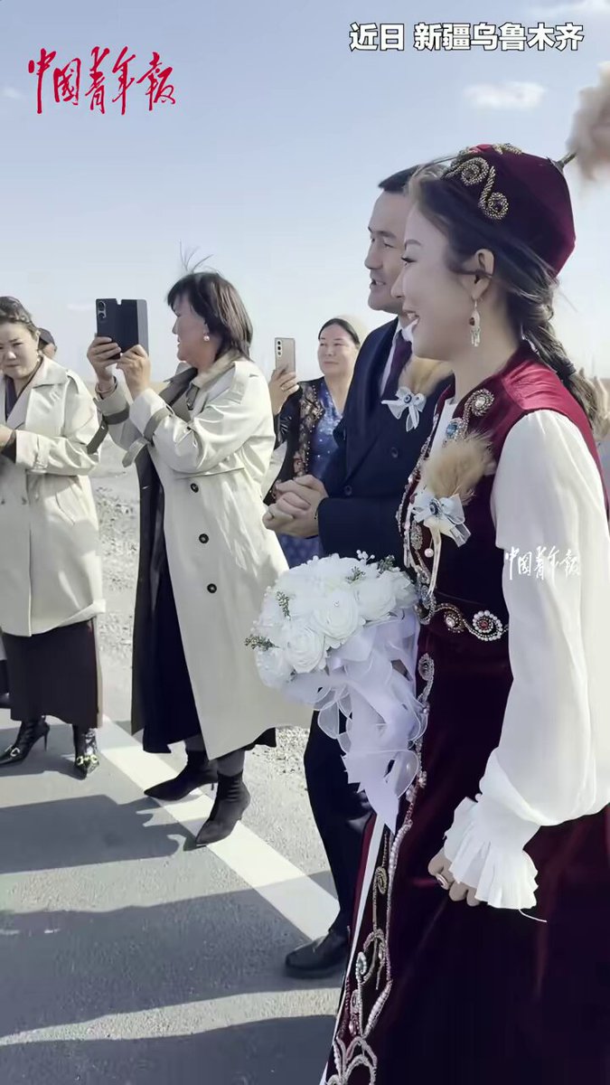 Xinjiang'da Geleneksel Düğün: İki Kazak Gelinin Çiçek ve Müzikle Kutlaması