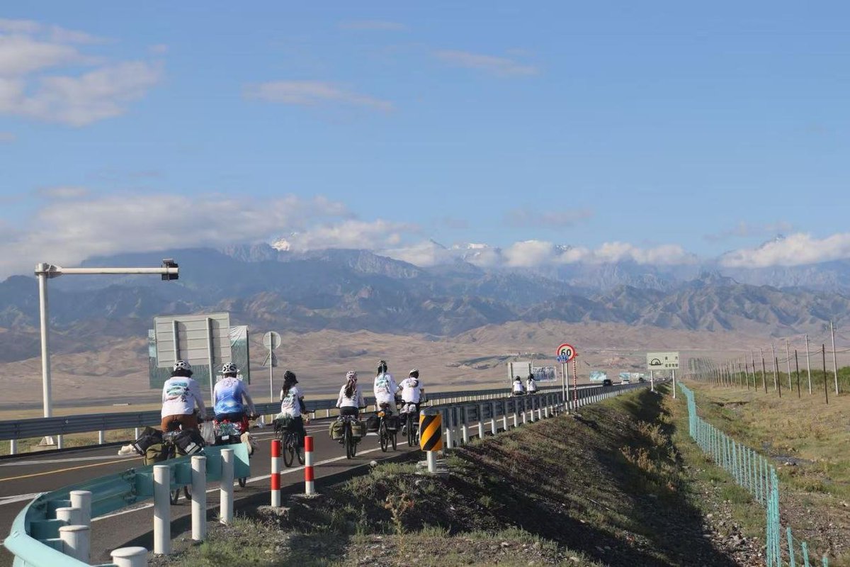 Peking Üniversitesi Öğrencileri Xinjiang'da Destansı Bisiklet Turunu Tamamladı
