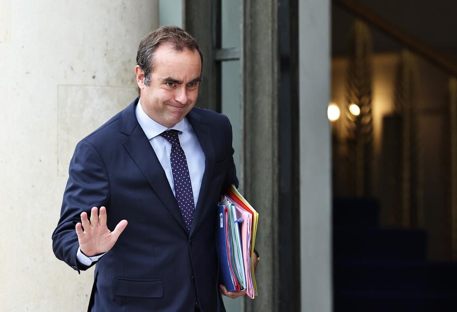 Fransa'da Hükümet Krizi: Macron, Lecornu'yu Başbakan Olarak Yeniden Atadı