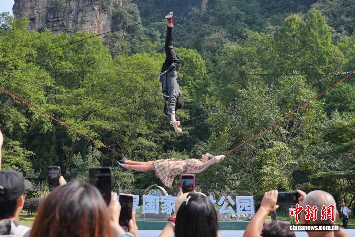 Zhangjiajie'nin Muhteşem Zirvelerinde Uluslararası Akrobasi Şöleni
