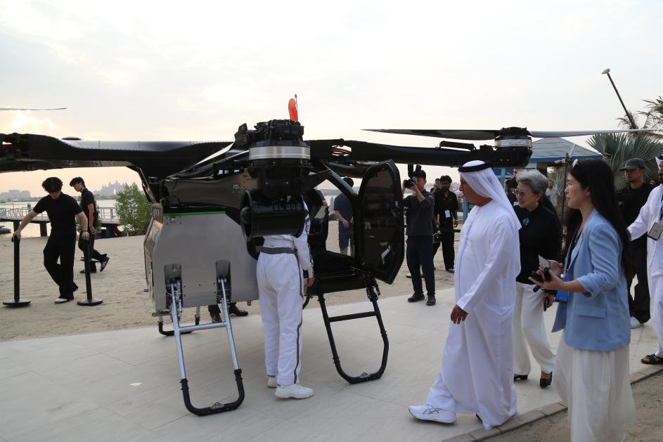 Çin Yapımı Uçan Araba Dubai Semalarında Test Edildi