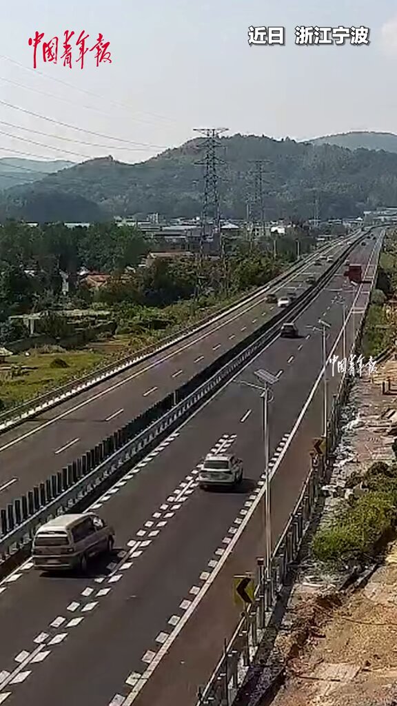 Ningbo'da Trafik Kazası: Sürücü Yardıma Koşan Yabancılar Sayesinde Kurtarıldı