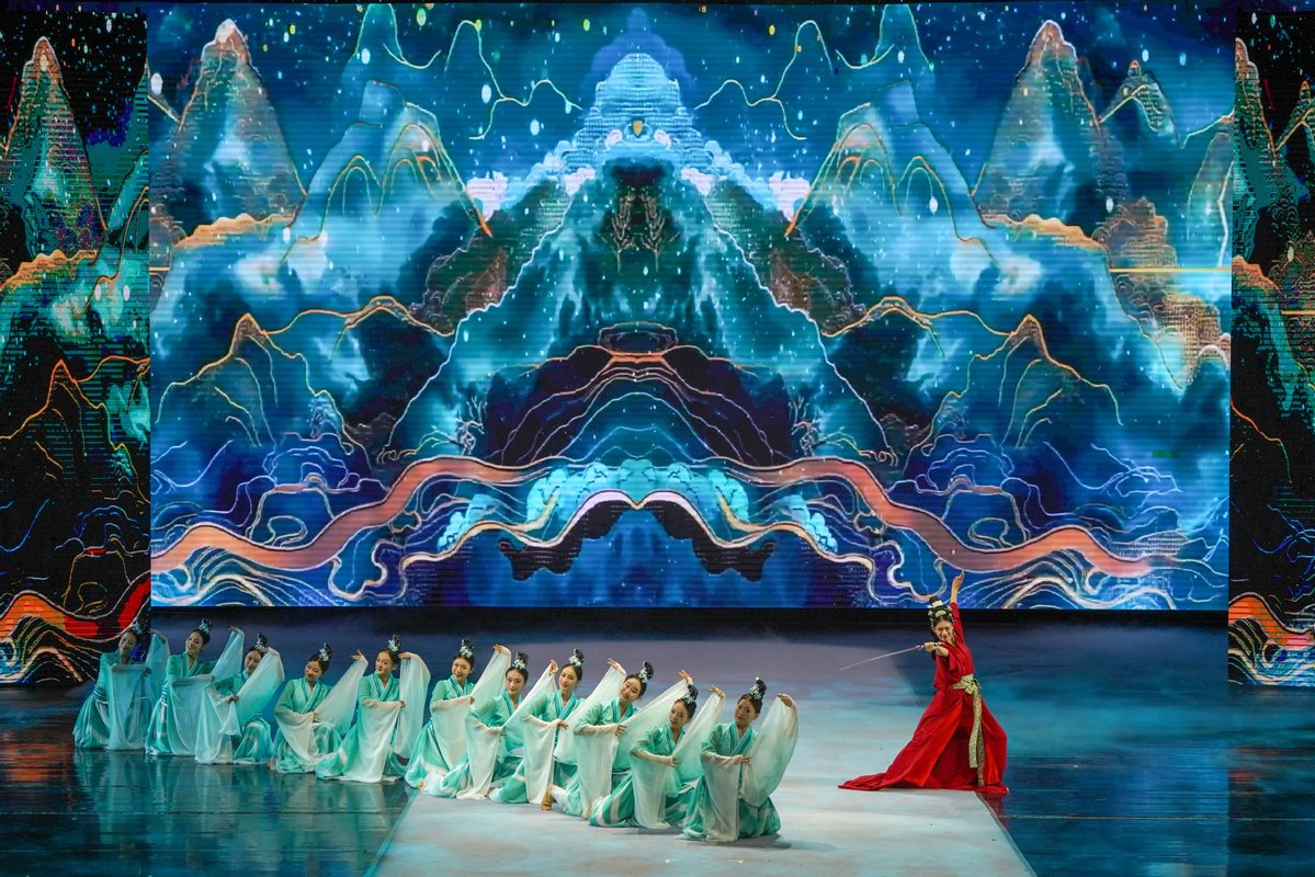 Yunnan'da İpek Yolu Giysi Festivali Renkli Gösterilere Sahne Oldu