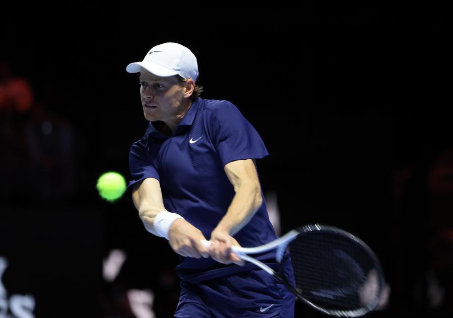 Jannik Sinner, Wimbledon'da Çeyrek Finalde Stefanos Tsitsipas'ı Geçti; Yarı Finalde Novak Djokovic ile Karşılaşacak