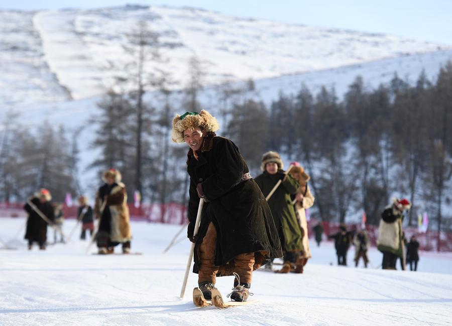 Çin'in Xinjiang Bölgesinde Bin Yıllık Kayak Geleneği Turizme Kazandırılıyor