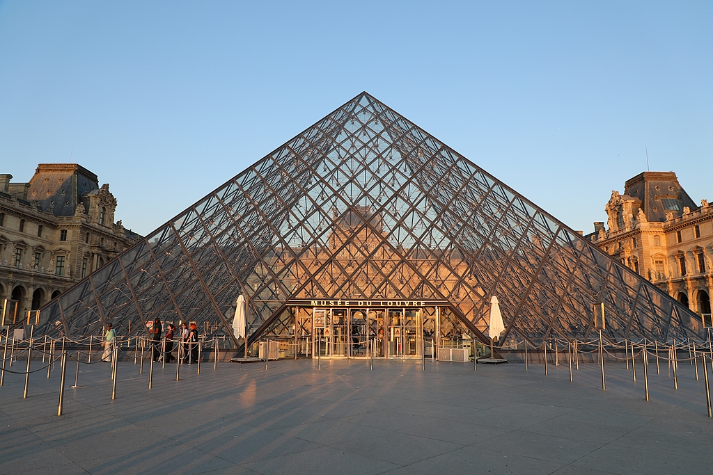 Paris'teki Louvre Müzesi'nde Tarihi Eser Hırsızlığı: Müze Bir Günlüğüne Kapandı