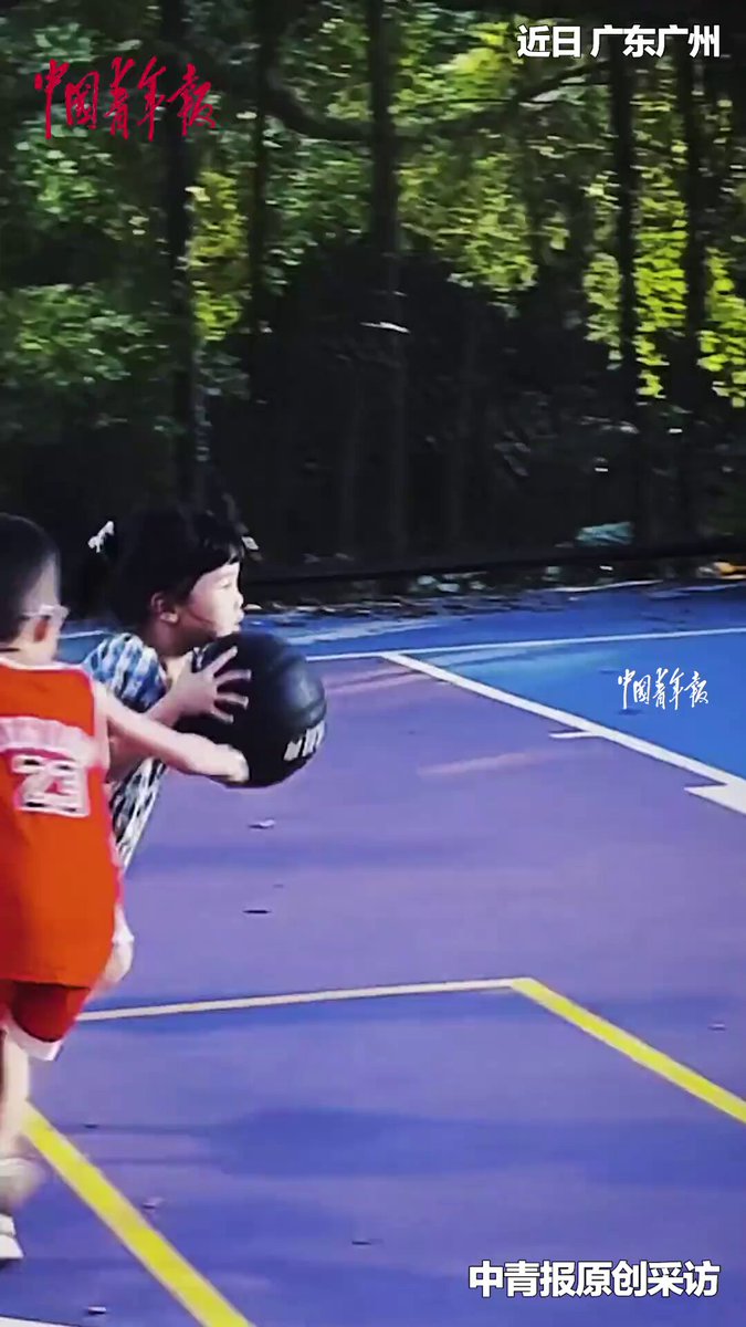 5 Yaşındaki Kız, Basketbol Maçında Yer Aldı ve Sahneyi Süsledi