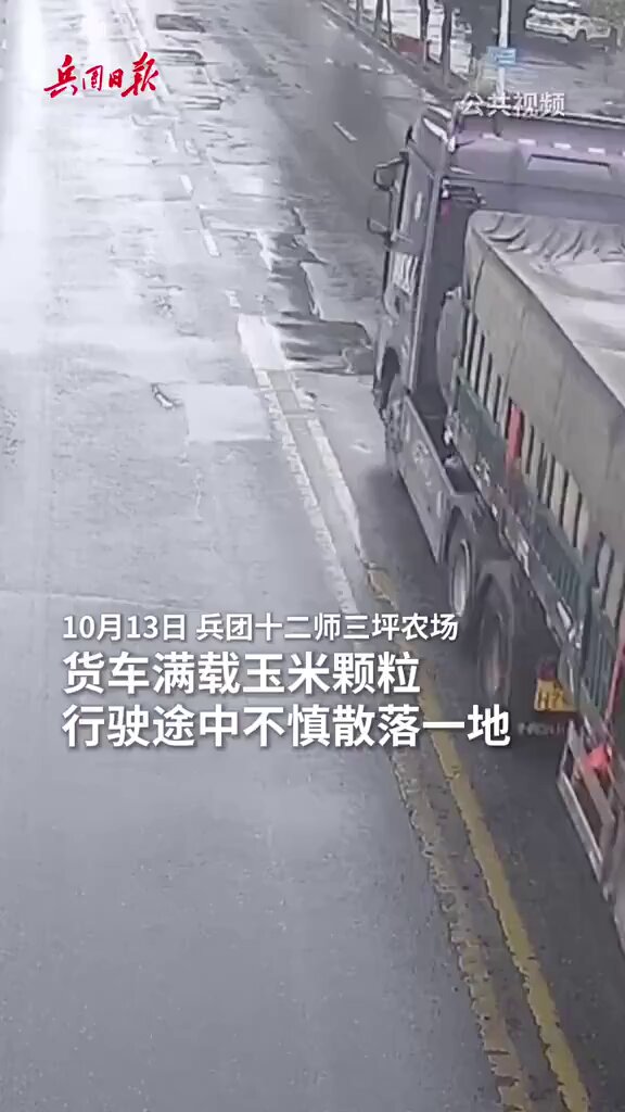 Xinjiang'da Yolda Devrilen Mısır Yüklü Kamyona Vatandaş Desteği
